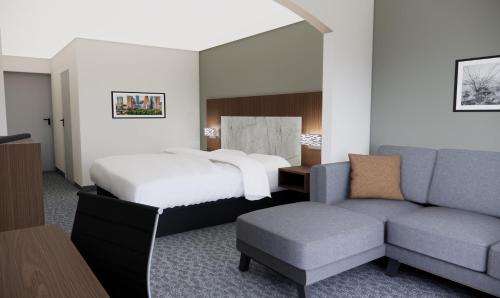Franklin Park Hotel | Quality Suites: Family-Friendly Getaway with Private Pool