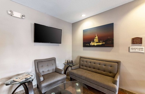 Franklin Park Hotel | Comfortable Quality Suites South with Pool and Spa Amenities
