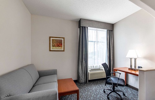 Franklin Park Hotel | Comfortable Quality Suites South with Pool and Spa Amenities