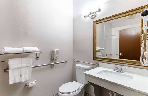 Franklin Park Hotel | Comfortable Quality Suites South with Pool and Spa Amenities