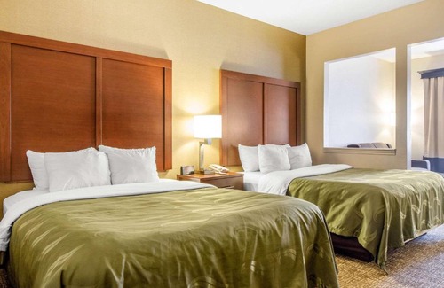 Corbin Hotel | Quality Suites: Family-Friendly Retreat with Pool Access