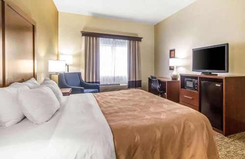 Corbin Hotel | Quality Suites: Family-Friendly Retreat with Pool Access