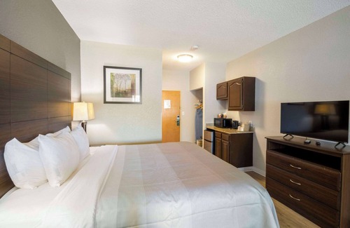 Hickory Hotel | Comfortable Stay at Quality Suites with Pool and Breakfast
