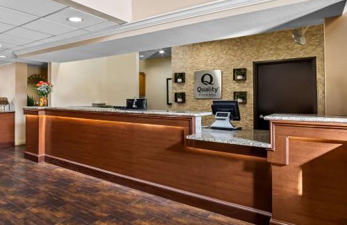 Las Colinas Hotel | Discover Quality Suites Las Colinas Center with Hot Tub & Breakfast
