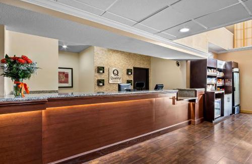 Las Colinas Hotel | Discover Quality Suites Las Colinas Center with Hot Tub & Breakfast