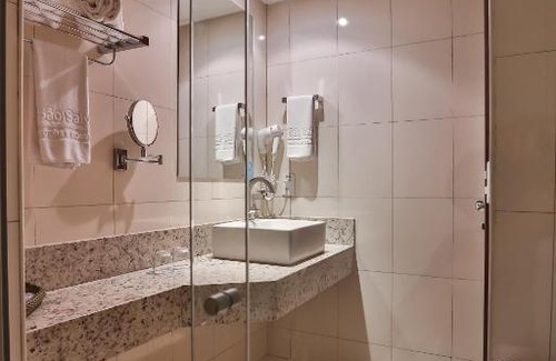 Costa Azul Hotel | Enjoy Quality Suites São Salvador: Pet-Friendly & Pool Access