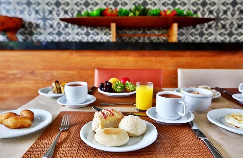 Costa Azul Hotel | Enjoy Quality Suites São Salvador: Pet-Friendly & Pool Access