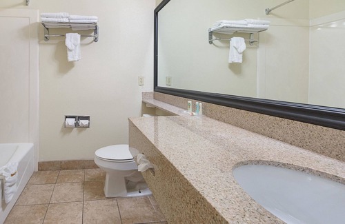 Temple Hotel | Quality Suites: Ideal for Families with Great Amenities