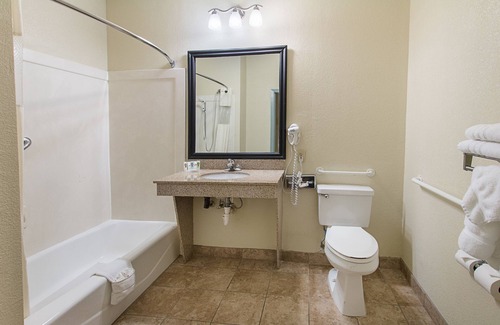 Temple Hotel | Quality Suites: Ideal for Families with Great Amenities