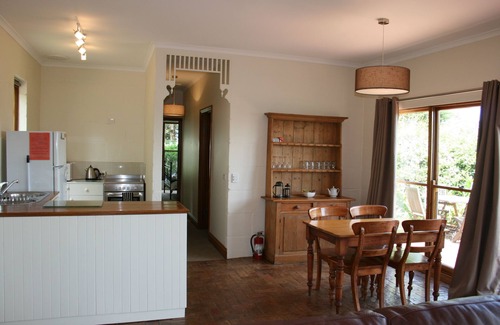 Woolsthorpe Hotel | Discover Quamby Homestead: Family-Friendly with Pool & Breakfast
