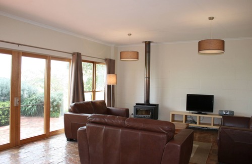 Woolsthorpe Hotel | Discover Quamby Homestead: Family-Friendly with Pool & Breakfast