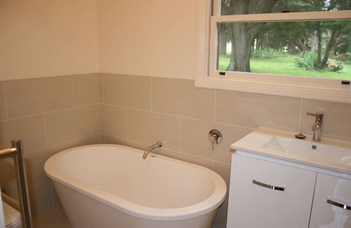 Woolsthorpe Hotel | Discover Quamby Homestead: Family-Friendly with Pool & Breakfast