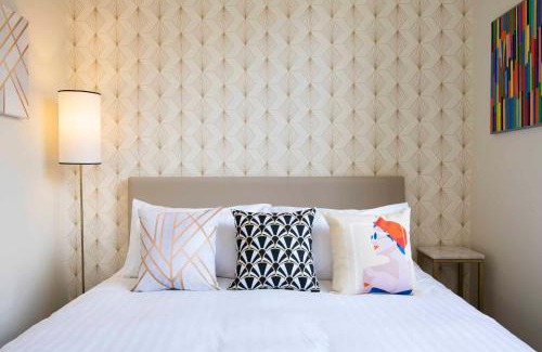 Agen Bed & Breakfast | Discover Quand la ville dort: Oceanfront Bliss Awaits