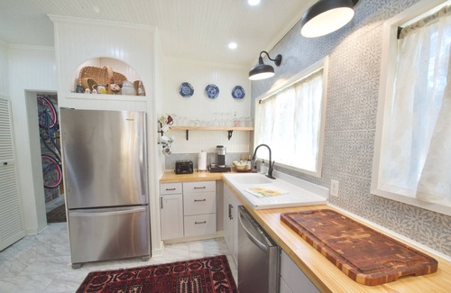 Laurel Cottage | Relax at Quant Cottage: Spa Retreat with Family-Friendly Perks