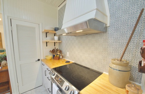 Laurel Cottage | Relax at Quant Cottage: Spa Retreat with Family-Friendly Perks