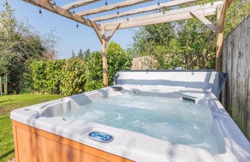 Fiddington House | Discover Quantock Hideaway: 4-Star Retreat with Hot Tub
