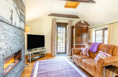 Fiddington House | Discover Quantock Hideaway: 4-Star Retreat with Hot Tub