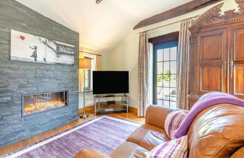 Fiddington House | Discover Quantock Hideaway: 4-Star Retreat with Hot Tub