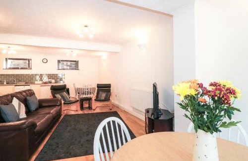 Cheddar House | Inviting Quarry Cottage: Family-Friendly with 9.2/10 Rating