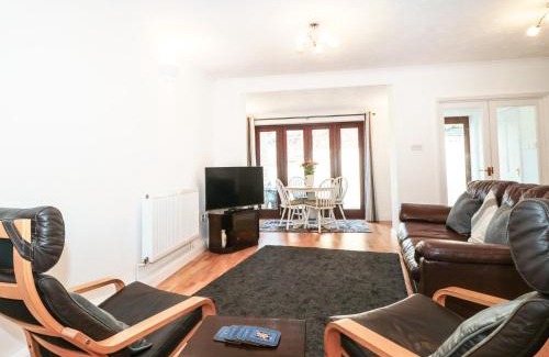 Cheddar House | Inviting Quarry Cottage: Family-Friendly with 9.2/10 Rating