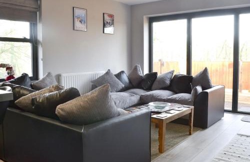 Ledbury House | Quarry Lodge: 4-Star Retreat with Hot Tub & Pet Friendly