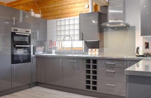 Ledbury House | Quarry Lodge: 4-Star Retreat with Hot Tub & Pet Friendly