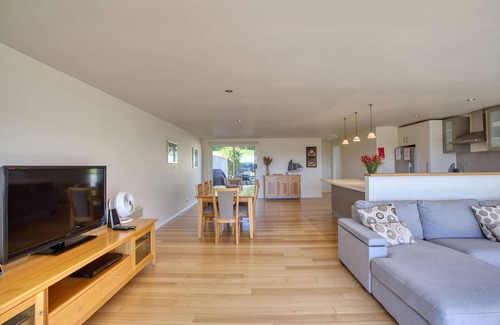 Binalong Bay House | Oceanfront Quarterdeck Apartment with Breakfast & Great Views