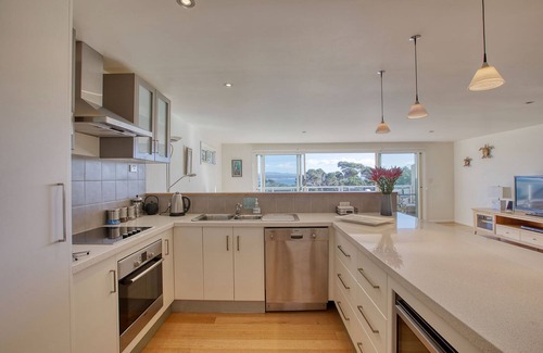 Binalong Bay House | Oceanfront Quarterdeck Apartment with Breakfast & Great Views