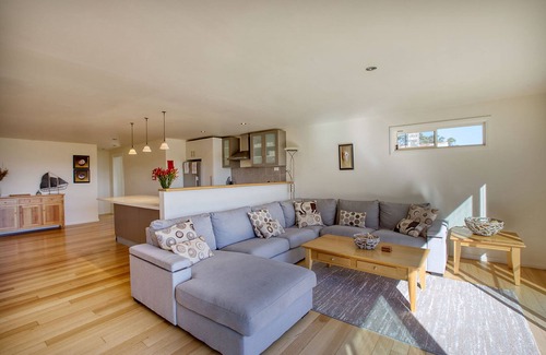 Binalong Bay House | Oceanfront Quarterdeck Apartment with Breakfast & Great Views