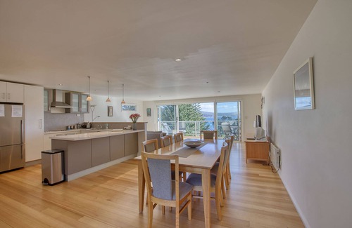 Binalong Bay House | Oceanfront Quarterdeck Apartment with Breakfast & Great Views
