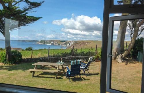 Bigbury-on-Sea House | Welcoming Quarterdeck: A 4-Star Pet-Friendly Retreat