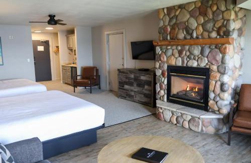 Nisswa Resort | Discover Quarterdeck Resort: Oceanfront Retreat with Pool