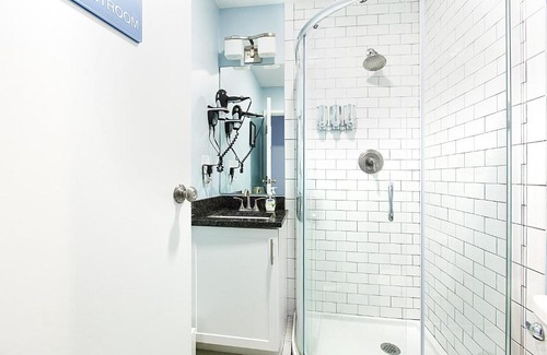 Telegraph Hill Apartment | Cozy Quarters on DOT by Thatch with Kitchen Amenities