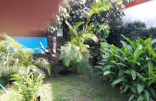 Noumea House | Quiet Retreat in the City Center with a Pool