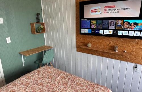 Centro Bed & Breakfast | Cozy Room 6 in Central Itajaí with Smart TV & Pet Friendly
