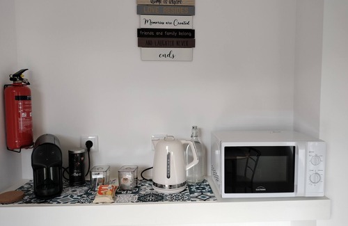 Senhora da Hora Apartment | Cozy Room with Kitchenette Near Metro and Ocean Views