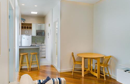 Leblon Apartment | Elegant Retreat in Quarto e Sala Coração do Leblon