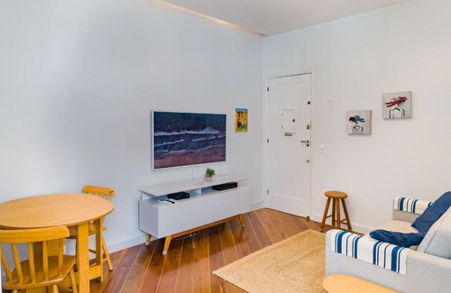 Leblon Apartment | Elegant Retreat in Quarto e Sala Coração do Leblon