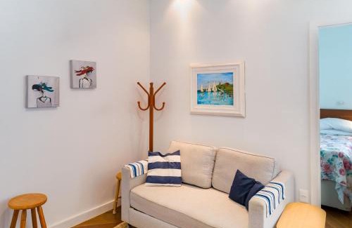 Leblon Apartment | Elegant Retreat in Quarto e Sala Coração do Leblon