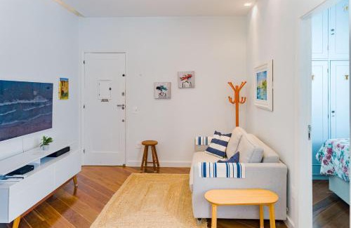 Leblon Apartment | Elegant Retreat in Quarto e Sala Coração do Leblon