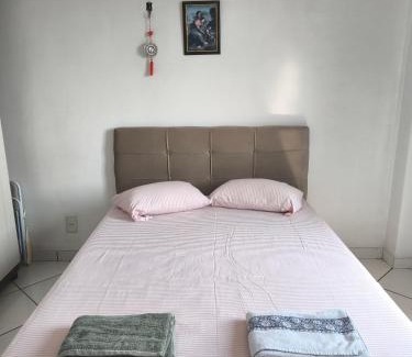 Jurunas House | Quarto em apto com ótima localização