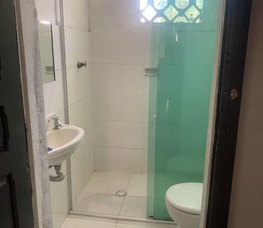 Reduto House | Quarto em casa arborizada