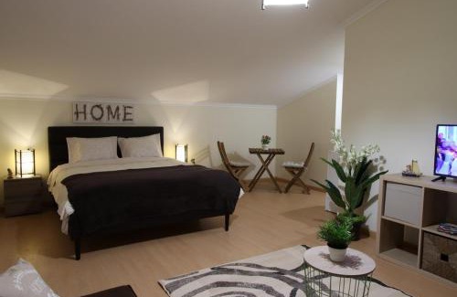 Batalha House | Cozy Rooms Near the Monastery with Inviting Hot Tub