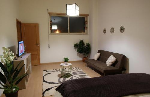 Batalha House | Cozy Rooms Near the Monastery with Inviting Hot Tub