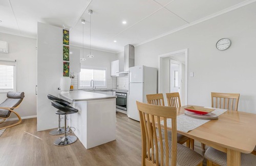 North Haven House | Quartzy's Place - Inviting Cottage with Oceanfront Views