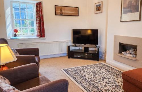 Cramond House | Quay Cottage: Child-Friendly Retreat with 9.5/10 Rating