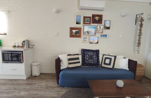 Callala Beach Cabin | Quay's Cabin: Cozy Ocean View Retreat for Two