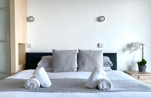 Poole Apartment | Modern Quay & Sea View Hotel with Secure Parking & Breakfast