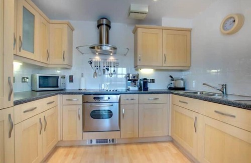 Newcastle-upon-Tyne Apartment | Riverside Quayside Apartment with Parking & Family Amenities