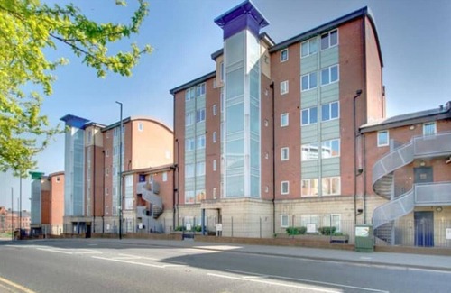 Newcastle-upon-Tyne Apartment | Riverside Quayside Apartment with Parking & Family Amenities